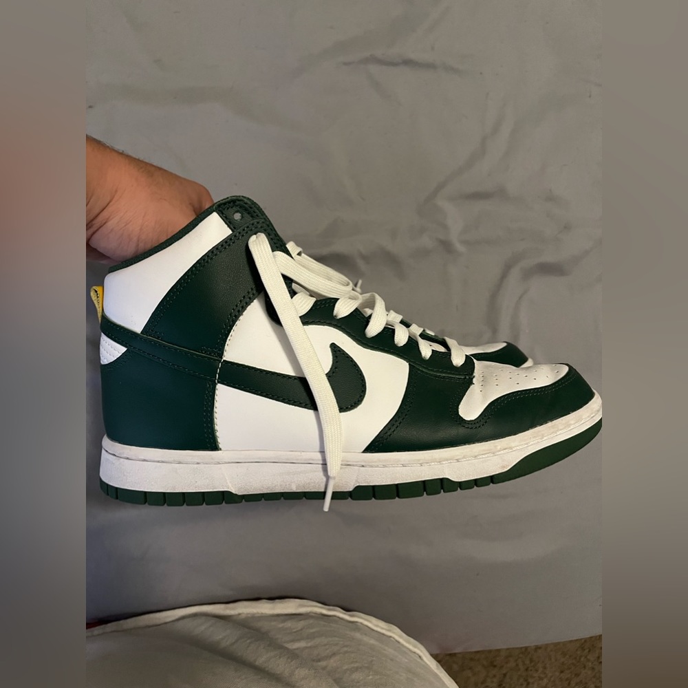 only wore twice need to be cleaned can come with original box
